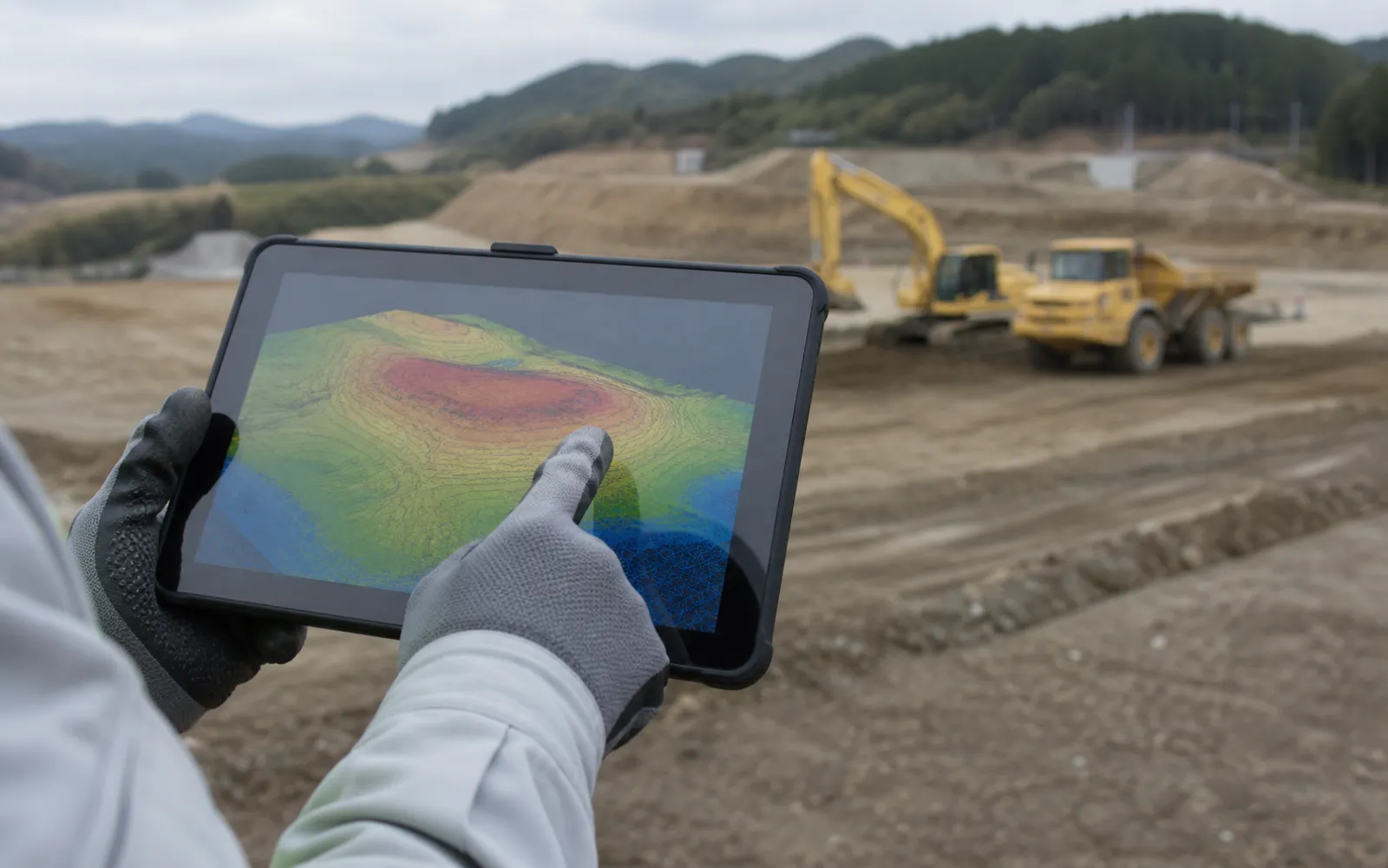 造成現場でタブレットの地形データを確認する技術者の手元